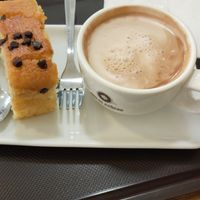 Café con leche de avena y bizcocho vegano de naranja at Dos de Azucar  in Oviedo