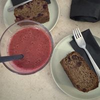 Bananenbrot einmal mit Beeren einmal mit Schoki  at Melt Cafe in Zagreb