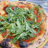 pizza rosso + arugula, pineapple & dried tomatoes  at Francesca & Fratelli - List in Hannover