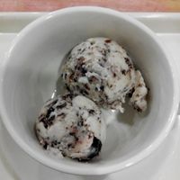 Vegan ice cream. 100g (about 2 small scoops)for 3900W.
This is pomegranate flavour, very good! at Loving Hut - Yonsei University in Seoul