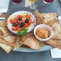 Nachos caseros con hummus casero y salsa romesco casera at La Frescura in Valencia