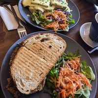 oben Egg Benedict unten Haggis &Cheese at Black Rabbit in Edinburgh