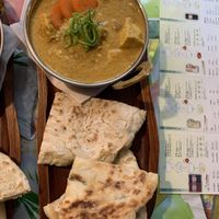 Tofu na kari s naanem at Dobrá Cajovna in Kutna Hora