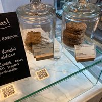 Vegan cookie & vegan flapjack at The Fix Specialty Coffee in Madrid