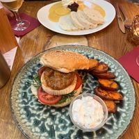 burger au fromage de chèvre (végétarien) et plat traditionnel tchèque (vegan). at Maitrea in Prague