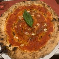 Vegan options available but customised my pizza - tomato base, garlic and oregano. Absolutely divine 😍 No vegan cheese but it’s so delicious, I didn’t even miss it 😋  at Cuore Rosso in Paros