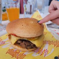 Cheeseburger at Mimi & Jones in Montreal