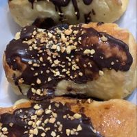Pain au chocolat rellenos de chocolate y oreo at Nolie in Rosario