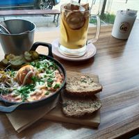 Shashuka und der Ingwer-Orangen-Zitronen-Apfel Tee at Avocado Spot in Gdansk