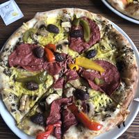 Mehrere vegane Pizzen und Burger auf der Karte zur Auswahl.   at Orange Octopus in Kempten