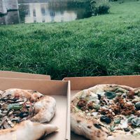 Pizza eten aan het Gravensteen at Plant A Pizza in Ghent