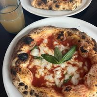 Menú infantil - pizza Margarita pequeña y zumo de manzana  at Plant A Pizza in Ghent