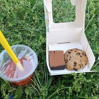 עוגיית שוקולד צ'יפס ועוגת שוקולד וחמאת בוטנים at Raw Bakery in Bucharest