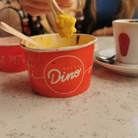 Wir hatten Mango, Himbeere und Schokolade. Es war sehr lecker. at Gelats Dino in Calella