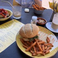 Zeewierburger met zoete aardappel friet. Dochter had panaches, die ook vegan te krijgen zijn. Bijna alle gerechten zijn vegan. Echt een aanrader!  at Het Koffiepand in Middelburg
