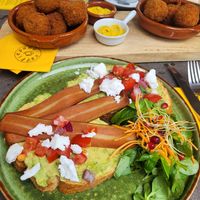Smashed avo with vegan feta and bacon + vegan bitterballen at Het Koffiepand in Middelburg