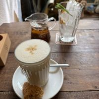 Latte macchiato with oat milk and homemade ice tea  at Het Koffiepand in Middelburg