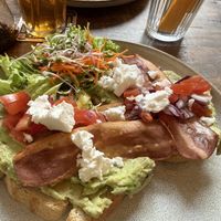 Samshed avo toast with vegan bacon and feta  at Het Koffiepand in Middelburg