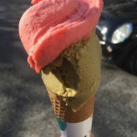 Strawberry and pistacchio at Mú Gelato Italiano in Lisbon