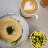 Bagel mit Karottenlachs und Kapern, dazu Tofu-Rührei. // Latte Macchiato at Plant Base in Berlin