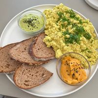 Tofu scramble mit zwei aufstrichen   at Plant Base in Berlin