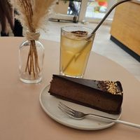 Home made ice tea + double chocolade cheesecake at Plant Base in Berlin