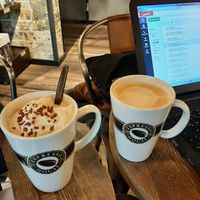 Vegan autumn latte on the left, salted caramel latte on the right at Espresso House in Aalborg