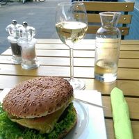 Hawaiian burger and wine at Signor Verde in Cologne