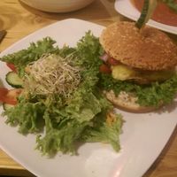 (no) Cheeseburger mit Beilagensalat  at Signor Verde in Cologne
