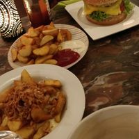 Chili-Cheese-Fries, Wedges und Burger at Signor Verde in Cologne