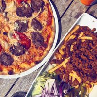 Filetto pizza and gyros med pommes at Pizzeria Algarve in Malmo