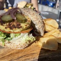 Hamburguesa vegana con yuka frita  at Portovello in Ourense