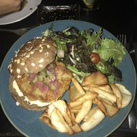 Veggie burger (vegan) with yuca crisps at Portovello in Ourense