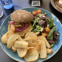 Hamburguesa vegetal con yuca crujiente (100% vegana) 8,2€ at Portovello in Ourense