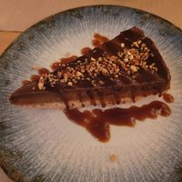 Tarta twix vegana at Dorothy's Veggie Bistro in La Cueva