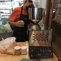 Grinding peanut butter on Saturdays from 11:00-17:00 at Shàng XiàYóu Shì Jí 上下游市集 in Taichung