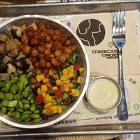 Half & half base
Roasted mushrooms 
Spiced chickpeas 
Edamame
Roasted corn salsa 
Cashew ranch sauce at TREEHOUSE - H Code in Hong Kong Island