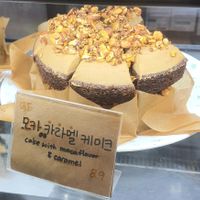 Cake with mocha flavor and caramel at Apbbang - Future Bakery 앞으로의 빵집 in Seoul