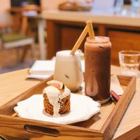 Delicious Drinks: Banana Latte (served iced), Choco Latte (served iced) - both made with Coconut Milk. Carrot Cake muffin (GF) at Apbbang - Future Bakery 앞으로의 빵집 in Seoul