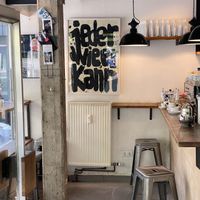 Drinnen wie draußen ist gemütliches Sitzen möglich.  at Massimos Eiscafe in Hannover