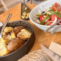 Γεύσεις στην Άμμο 🥔 Flavors in the sand 🥔 + Greek salad (veganized)   at Sirocco in Milos