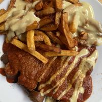 Currywurst mit Fritten und käsesauce   at Vleischerei in Leipzig