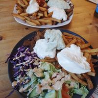 Vorne Vöner Teller und hinten Vyros Teller at Vleischerei in Leipzig