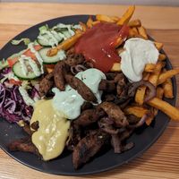Gyros-Teller mit Keese+Tzatziki Sauce at Vleischerei in Leipzig