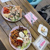 Essen auf dem Tisch draußen, von links nach rechts Salat Teller, Gyros Teller, und Zitronenkuchen  at Vleischerei in Leipzig