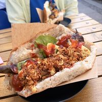 Bratwurst mit Sauerkraut im Fladenbrot 👍  at Vleischerei in Leipzig