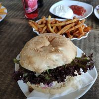 Burger mit Pommes. at Vleischerei in Leipzig