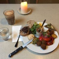 Tante linsser with vegan nutella and oatmilk latte at Kalaset in Copenhagen