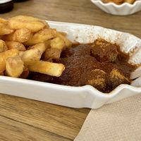 Vegane Currywurst mit Pommes   at Kalinski Wurstwirtschaft & Gin Bar in Saarbrucken