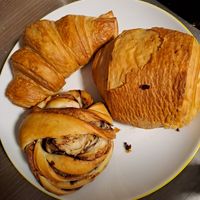 Croissant, Pain au Chocolat und schwedischer Zimtknoten at Brot und mehr in Dresden